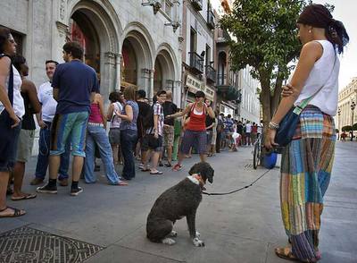 Los fans de Madonna hacen cola para comprar las entradas para el concierto de Sevilla