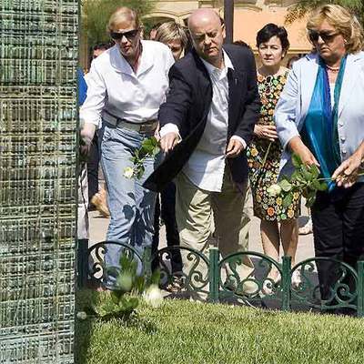 El alcalde Odón Elorza participa en la ofrenda floral en la capital donostierra