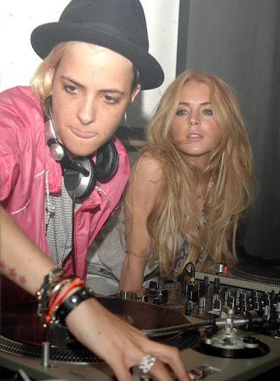 La joven actriz de 22 años Lindsay Lohan, de quien se dice está comprometida para casarse con la DJ Samantha Ronson, se ha enfrentado a un policía de Los Ángeles que la ha llamado  gay . No es que la chica haya desmentido su condición sexual, sino que lo ha llamado 
