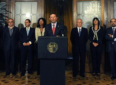 El  lehendakari  Juan José Ibarretxe, acompañado de los miembros de su gobierno durante la lectura del comunicado oficial sobre la sentencia del Constitucional contra la consulta