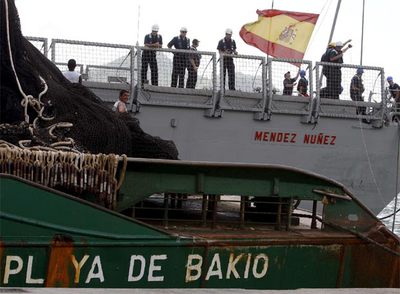 El atunero  Playa de Bakio , a su llegada al puerto de Victoria, capital de la República de Seychelles, escoltado por la fragata  Méndez Núñez .