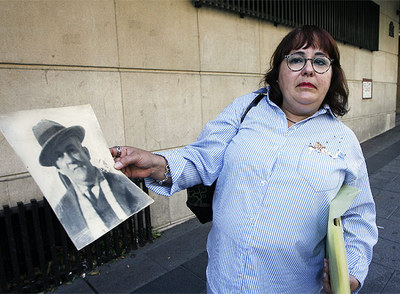Un familiar de Dióscoro Galindo, el maestro que se cree que está enterrado junto con el poeta García Lorca, hoy en las inmediaciones de la Audiencia Nacional
