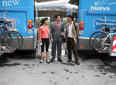 Pedro Calvo, durante la presentación de los soportes instalados de forma experimental en los autobuses de la línea 33 con destino la Casa de Campo.