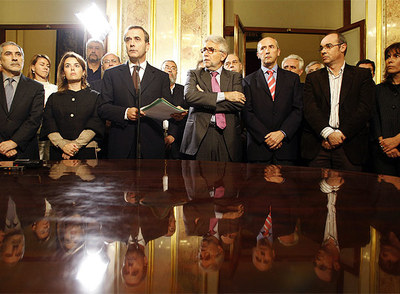 El portavoz parlamentario del PSOE, José Antonio Alonso, ha leído la declaración unánime, apoyada por todos los partidos del arco parlamentario y sindicatos y agentes sociales