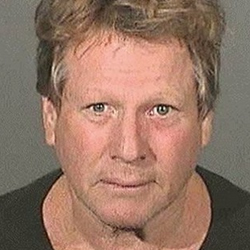 Cargos por drogas para Ryan O'Neal y su hijo