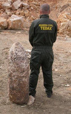 Un agente de la Guardia Civil junto al artefacto, que mide 113 centímetros y pesa 250 kilos.