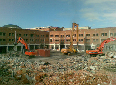 Las máquinas empiezan con el derribo