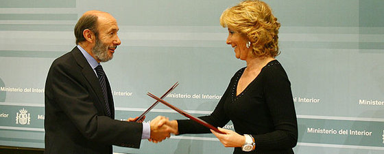 Rubalcaba y Aguirre se chocan la mano tras la firma del convenio.