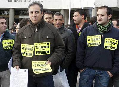 Los técnicos compañeros de los tres imputados han protestado a las puertas de los juzgados de Plaza Castilla de Madrid