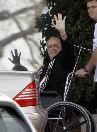 El empresario teatral José Luis Moreno, a su salida de la Clínica Ruber de Madrid, donde permaneció ingresado tras ser agredido por una banda de delincuentes que a asaltó su vivienda.