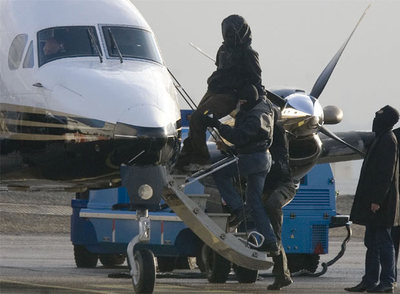 Los tres etarras detenidos el lunes en el sur de Francia viajan a París desde el aeropuerto de Biarritz