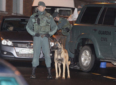Miembros de la Guardia Civil custodian las cercanías de uno de los domicilios registrados en Getxo.