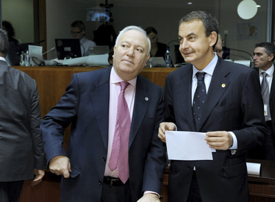 El presidente del Gobierno, José Luis Rodríguez Zapatero, junto al ministro de Asuntos Exteriores, Miguel Ángel Moratios, en la sesión de hoy de la cumbre de jefes de Estado y Gobierno de la Unión Europea que se celebra en Bruselas.