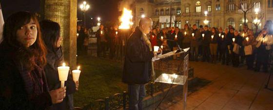 Participantes en una concentración en San Sebastián en recuerdo a las víctimas de ETA. En la foto, Ainara Carrasco (izqda.), hija de Isaías Carrasco, ex concejal de Arrasate asesinado por ETA en marzo, y el alcalde de San Sebastián, Odón Elorza (centro).
