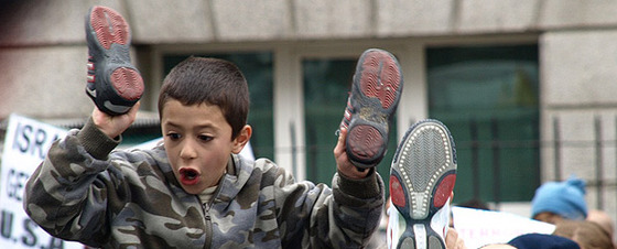 'Zapatazos' frente a la Embajada de Israel en Madrid
