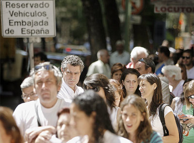 Cientos de personas hacen cola hoy en el Consulado de España en Buenos Aires para tramitar sus papeles. Argentina ha recibido ya cerca de 10.000 peticiones