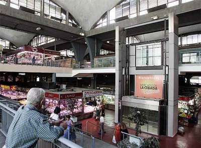 El mercado municipal de la Cebada funciona a medio gas.