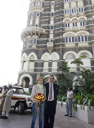 María Teresa Fernández de la Vega, acompañada del embajador español, Ion de la Riva, a su llegada al hotel Taj Mahal en Bombay en noviembre.