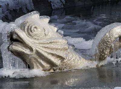 Carámbanos de hielo en una fuente del Paseo de la Castellana de Madrid.