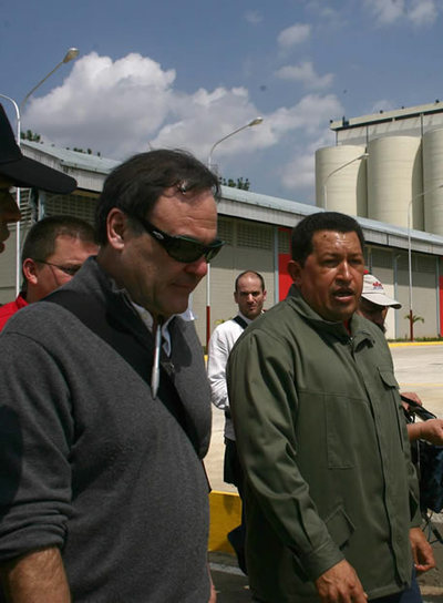 Oliver Stone acompaña a Chávez a su pueblo