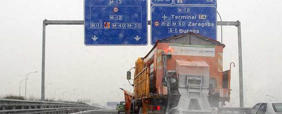 Una máquina quitanieves, esta mañana en la vía que conduce al aeropuerto de Barajas.