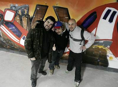 Los grafiteros Antonio, Roberto y David junto a su creación  Metro. La montaña rusa .