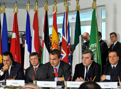 El presidente del Gobierno, José Luis Rodríguez Zapatero, entre varios participantes en la cumbre que Egipto y Francia han organizado en la localidad egipcia de Sharm el Sheik para tratar sobre el conflicto palestino-israelí. De izquierda a derecha, el presidente de Egipto, Hosni Mubarak; el rey Abdalá de Jordania; José Luis Rodríguez Zapatero; el primer ministro británico, Gordon Brown; y el primer ministro italiano, Silvio Berlusconi.