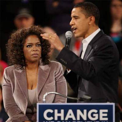 Oprah Winfrey escucha a Obama en un mitin en Desmoines (Iowa) durante la campaña electoral del ya presidente de EE UU.