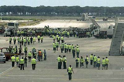 El personal de tierra de Iberia ocupó el 28 de julio por la mañana una de las tres pistas del Aeropuerto de El Prat (Barcelona) paralizando el tráfico aéreo y obligando a desviar los vuelos que debían aterrizar hacia aeropuertos alternativos.