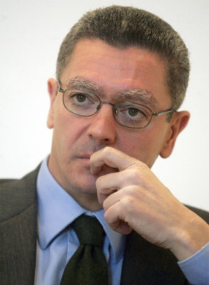 El alcalde de Madrid, Alberto Ruíz-Gallardón, en su despacho de la sede del Ayuntamiento en el edificio del Palacio de Telecomunicaciones de la Cibeles.