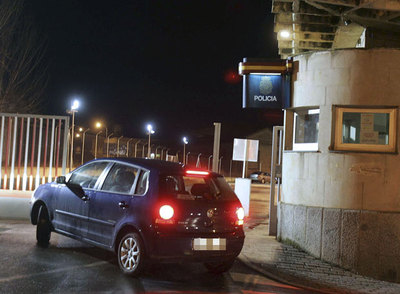 Comisaría del Cuerpo Nacional de Policía adonde se ha trasladado el vehículo abandonado en cuyo interior había un detonador con el anagrama de ETA.