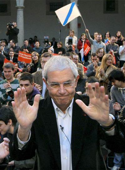 Emilio Pérez Touriño,saluda al comienzo de un encuentro con jóvenes celebrado hoy en Santiago de Compostela.