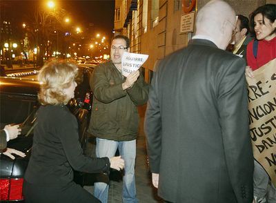 Más de un centenar de trabajadores de la Justicia se han concentrado a la entrada del hotel Intercontinental, para increpar a la presidenta de la Comunidad de Madrid, Esperanza Aguirre, cuando se dirigía a la presentación del libro 'Mujeres del reino', de Alfonso Ussía