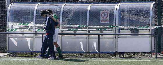 La Guardia Civil precintó el banquillo cuya cubierta se vino abajo golpeando al menor