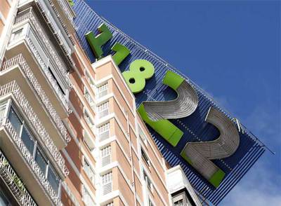 El viento impide retirar la valla de la avenida de América