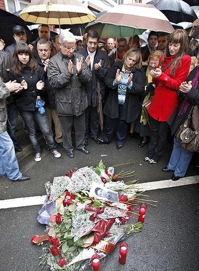 El secretario general del PSEEE, Patxi López, junto a la viuda de Isaías Carrasco, María Ángeles Romero, y sus hijas