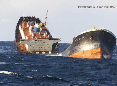 El  Prestige,  fotografiado por la Armada en el momento de hundirse el 19 de noviembre de 2002.