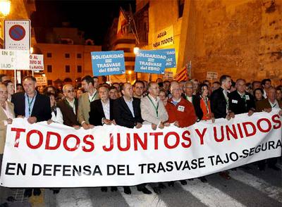 Cabecera de la manifestación, a la que han asistido más de 9.000 personas, que ha recorrido hoy las principales calles de Elche (Alicante) para exigir la continuidad del trasvase Tajo-Segura.