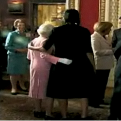El polémico abrazo de Michelle Obama a la reina