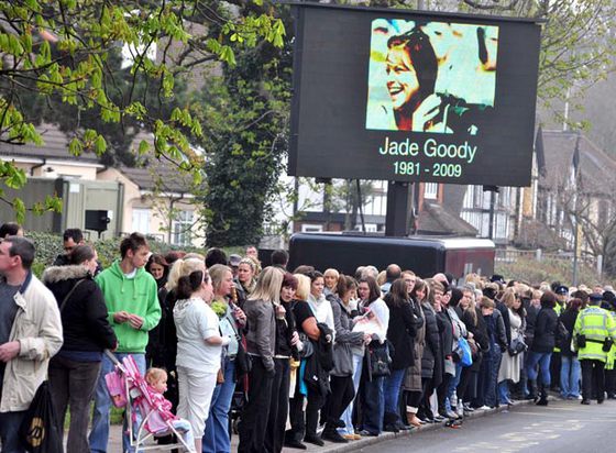 Miles de personas esperan el paso del cortejo fúnebre de Jade Goody