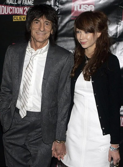 Ron Wood presenta en sociedad a su novia rusa