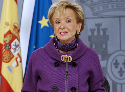 Fernández de la Vega, durante la rueda de prensa ofrecida tras el primer Consejo de Ministros del nuevo gabinete de Zapatero.