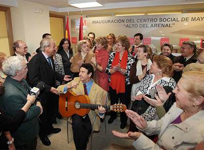 La presidenta de la Comunidad de Madrid, Esperanza Aguirre, durante la inauguración de un centro social en Vallecas.