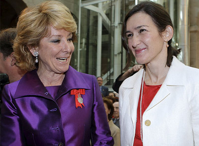 La presidenta de la Comunidad de Madrid, Esperanza Aguirre, y la ministra de Cultura, Ángeles González-Sinde, durante los actos del Dos de Mayo celebrados en la Puerta del Sol
