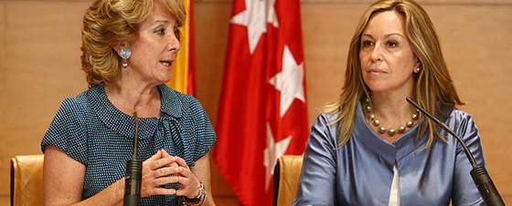 Esperanza Aguirre y Trinidad Jiménez, durante la rueda de prensa tras la firma del convenio.
