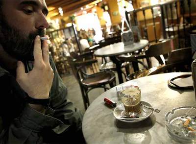 Un hombre, fumando en un bar del centro de Valencia