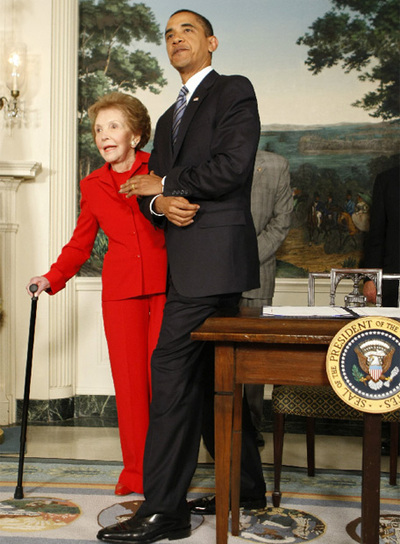 La ex primera dama y el presidente tras la firma del documento en la Casa Blanca.