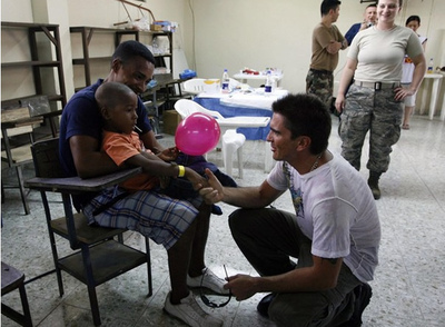 Juanes saluda a un niño en Tumaco, la región más afectada por las minas antipersonales en Colombia. El cantante encabeza la misión estadounidense que ofrece asistencia médica y ayuda a reconstruir escuelas y hospitales en la zona.