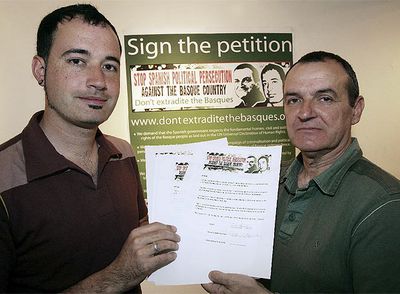 De Juana (a la derecha) y Villanueva exhiben el manifiesto de 