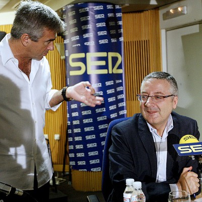 El ministro de Fomento, José Blanco, momentos antes de la entrevista al programa  Hoy por Hoy  de la Cadena SER.